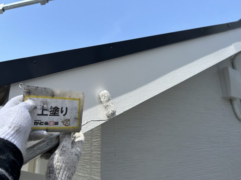 破風の上塗りの様子です。