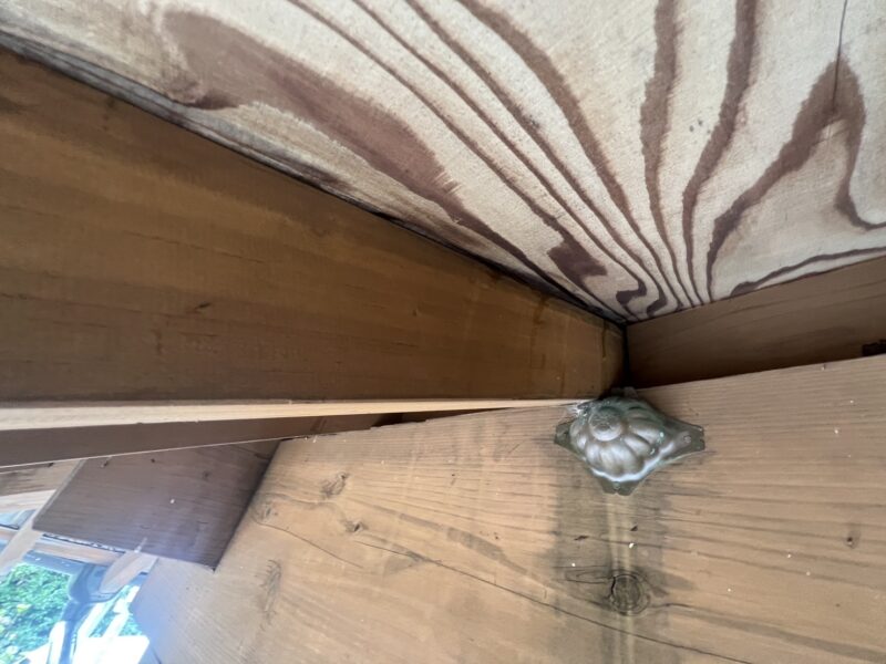 水が流れたあとがあり、散水した付近に雨漏りの原因がありことが特定できます。