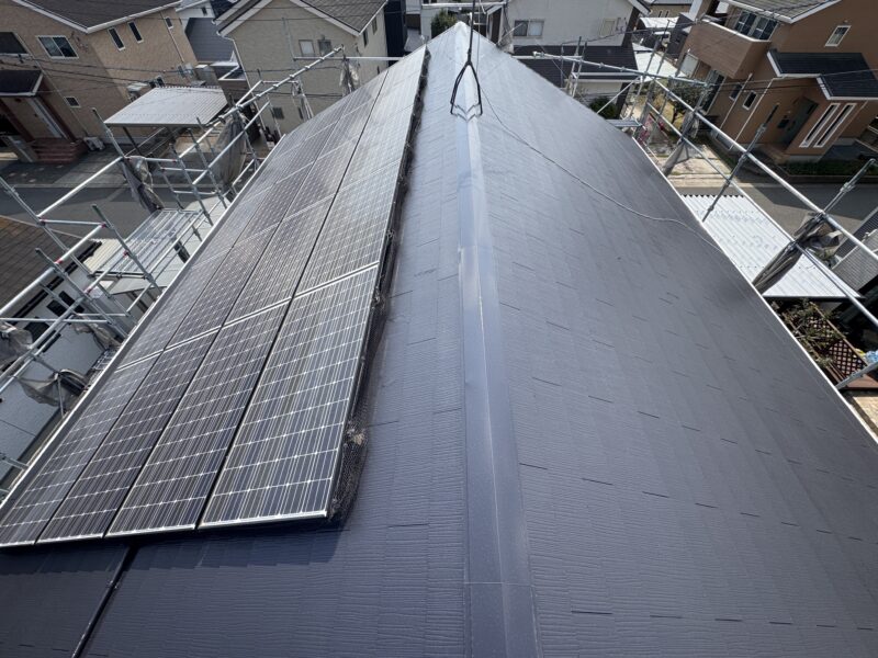 屋根は、強靭な塗膜を形成し、汚れを洗い流すセルフクリーニング効果のある人気の無機塗料で施工しています。