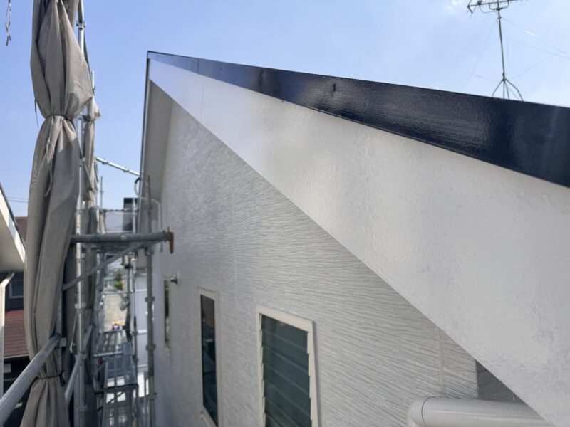 白と黒のコントラストがシンプルにカッコいい、飽きのこない仕上がりです。