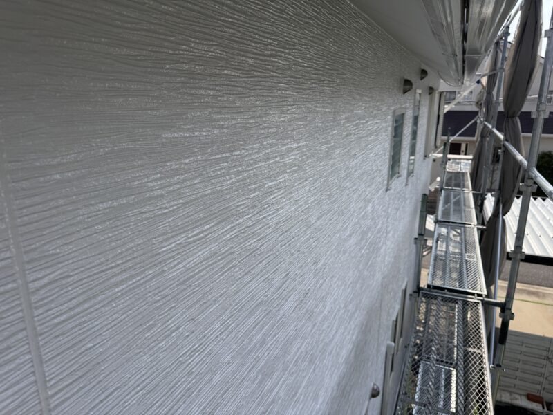 最上級ハイブリッド無機塗料で塗り替えしました。<br />雨筋汚れが付きにくく、綺麗な外壁を長期間保ってくれます。