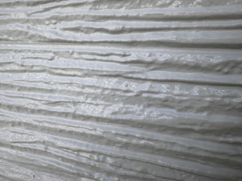 外壁の凹凸に汚れが付着していましたが、汚れはバッチリ解消し艶のある塗膜が形成できています。