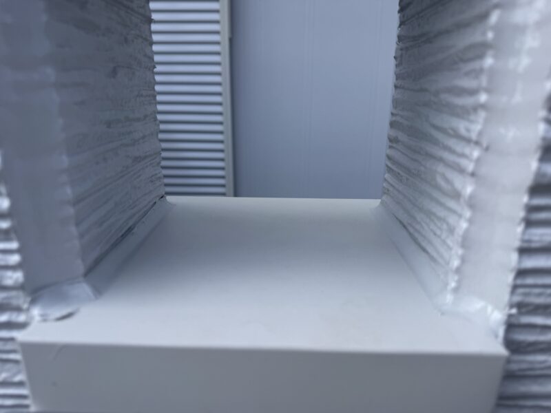 バルコニーの小窓に笠木を取り付けました。<br />雨水が建物内部に侵入するのを防いでくれる役割があります。