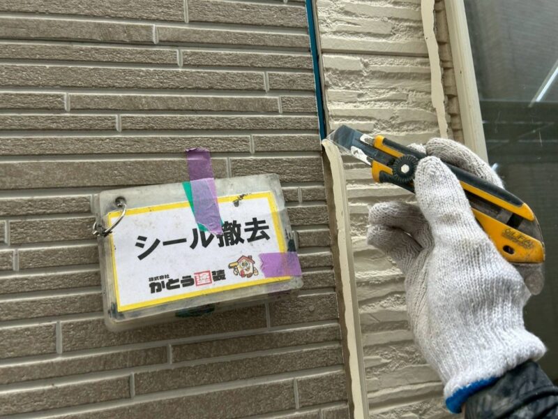 外壁はもちろん、サッシ周りなどすべて撤去していきます。