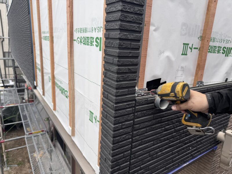 新しいサイディングを張り上げていきます。デザインが一新され、お住まいの表情がガラリと変わります。