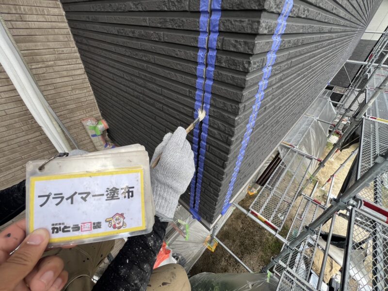 プライマーを塗布していきます。新品の建材と仕上げ塗料をしっかりと密着させるための重要な工程です。