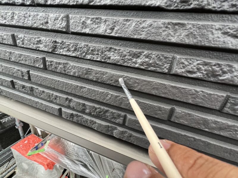 タッチアップ作業です。<br />サイディングを固定した釘の頭を、外壁と同じ塗料で一本一本丁寧に塗っていきます。