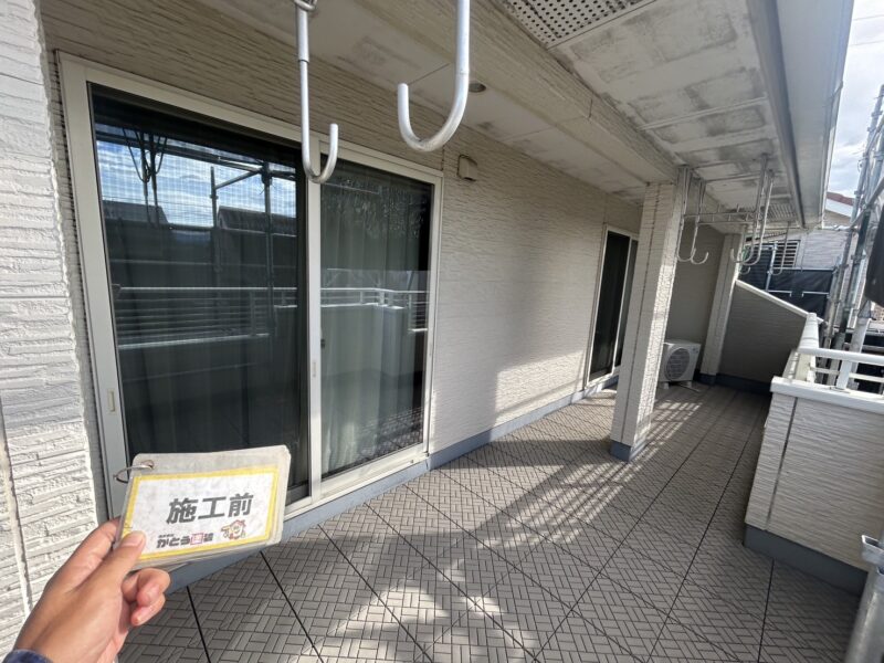 バルコニーは、敷物をすべて外して防水工事をおこないます。