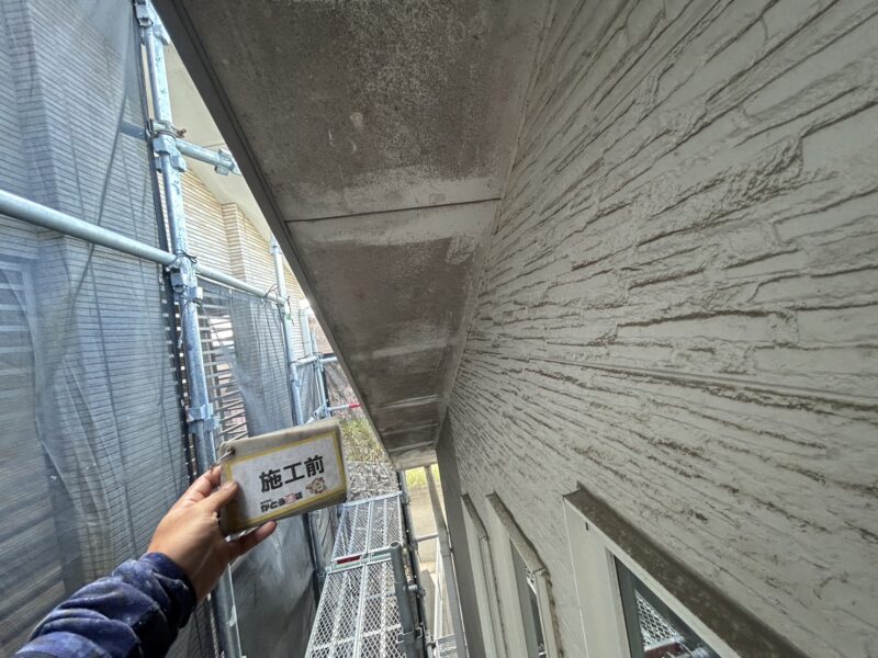 軒天は汚れが積み重なり、真っ黒になっていました。