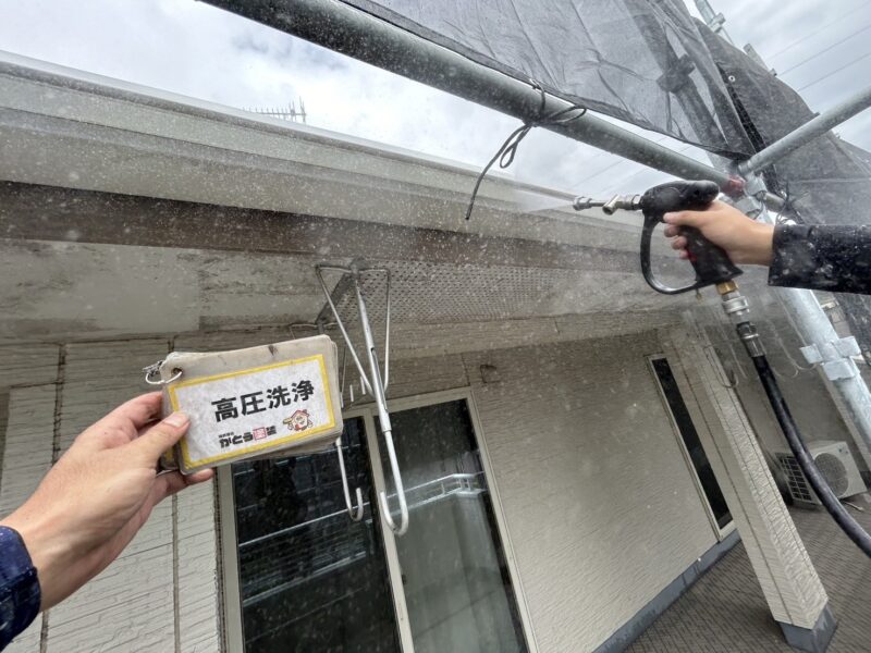 雨樋、鼻隠しの高圧洗浄の様子です。