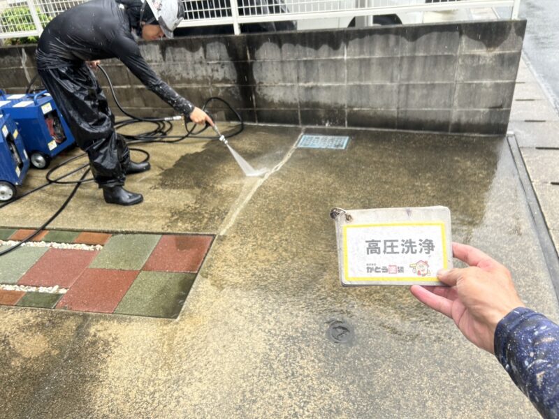 駐車場土間コンクリートも綺麗にしていきます。