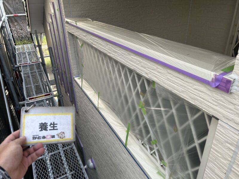 塗料の付着を防ぐため、しっかり養生をおこないます。