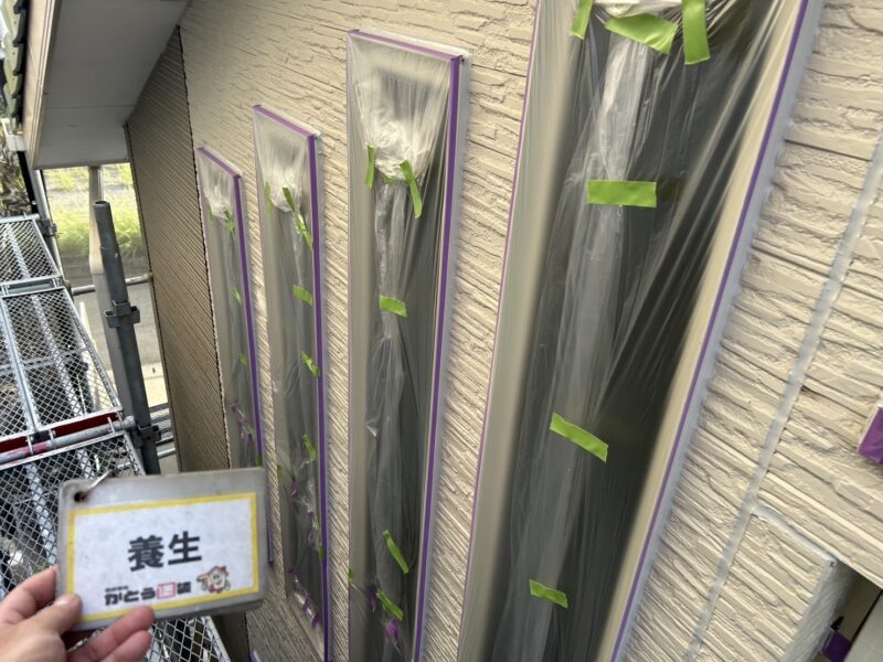 サイズの小さい窓も確実に丁寧に<br />養生します。