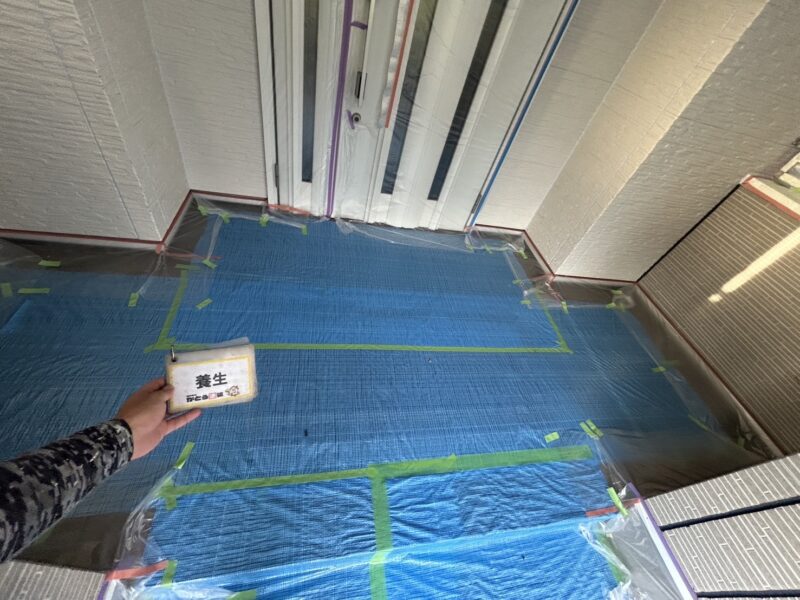 玄関周りや玄関ドアも養生します。