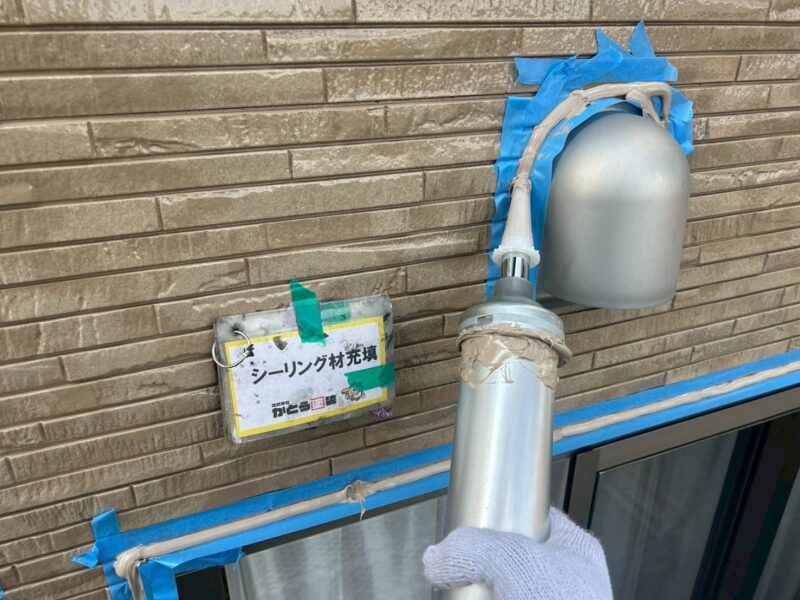 シーリング材充填の様子です。