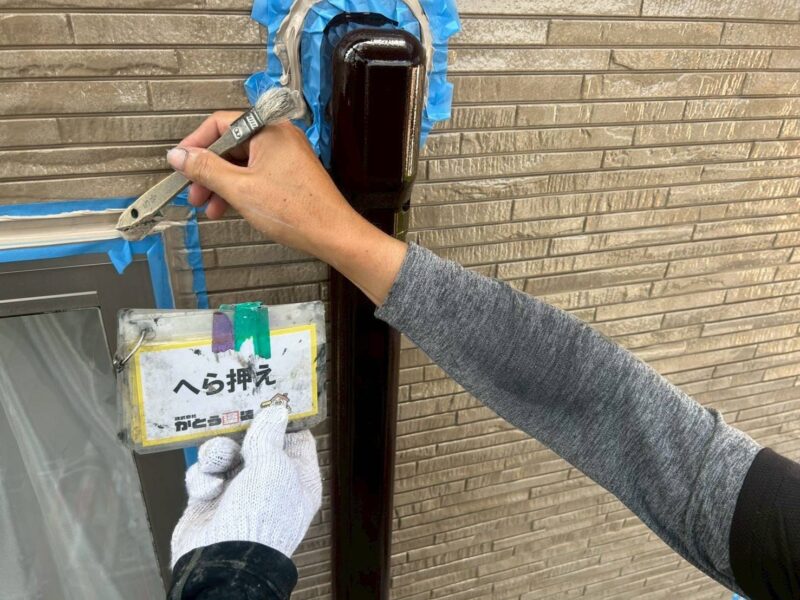 充填したシーリングをヘラでならしていきます。