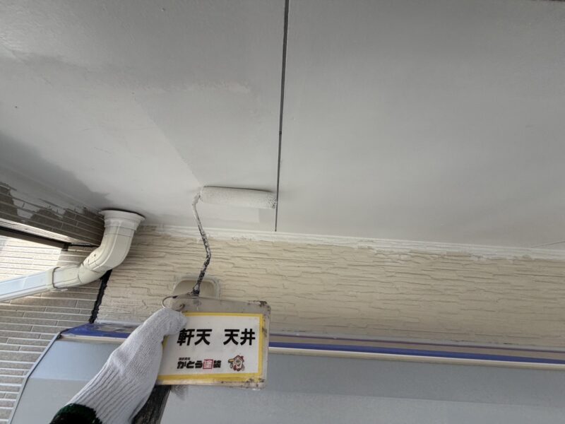 天井の塗装の様子です。
