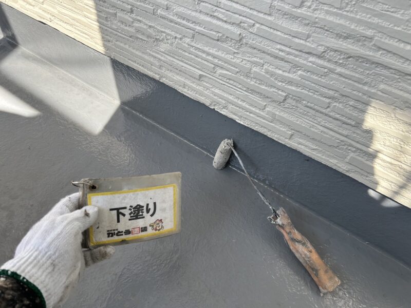 立ち上がり部分も小さなローラーを使い、施工していきます。