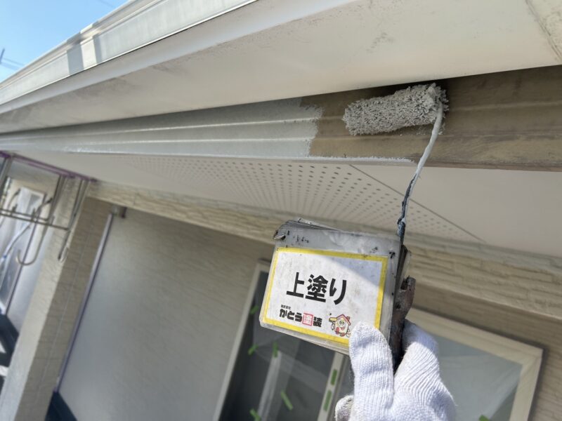 鼻隠しの上塗りの様子です。