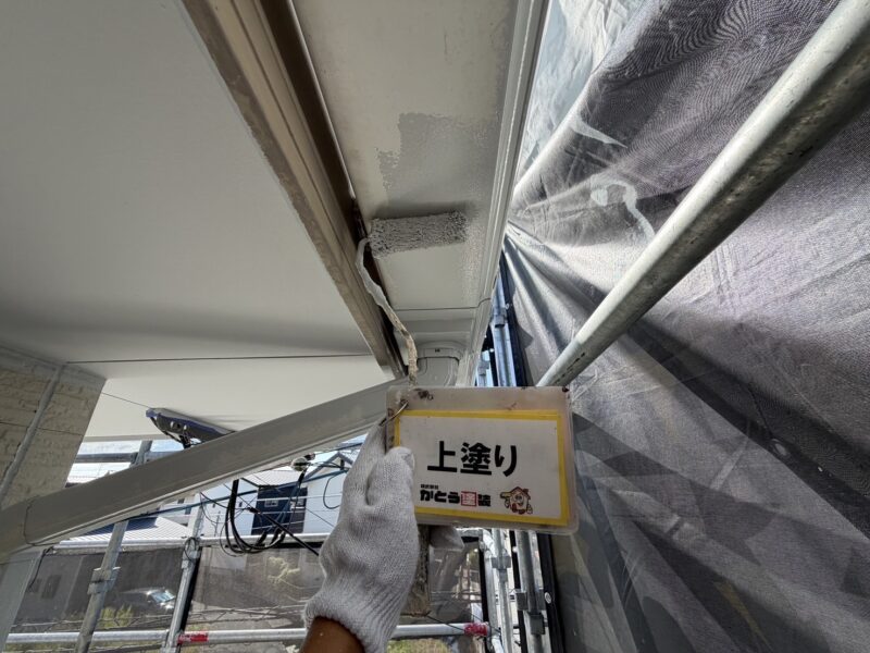 雨樋の上塗りの様子です。