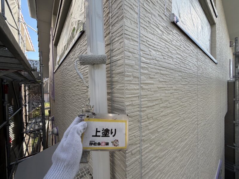 外壁側の塗りづらい箇所も丁寧に塗装していきます。