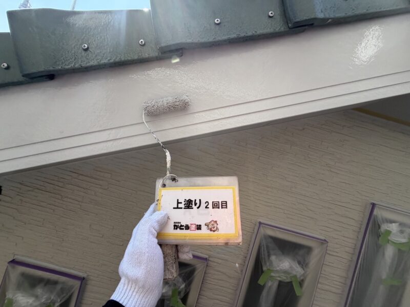 破風の上塗り2回目の様子です。