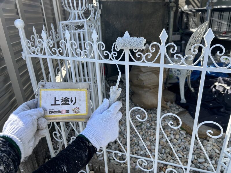 柵の上塗りの様子です。