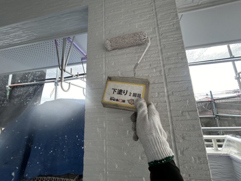 上塗り塗料の性能を最大限に引き出し、耐久性と密着性を高めるため、下塗り2回おこなっています。