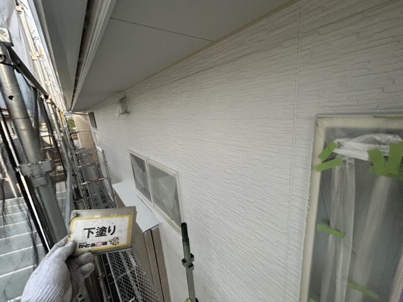 下塗りがムラなく均一に塗れていると、上塗り材が綺麗に乗るので仕上がりが格段に良くなります。