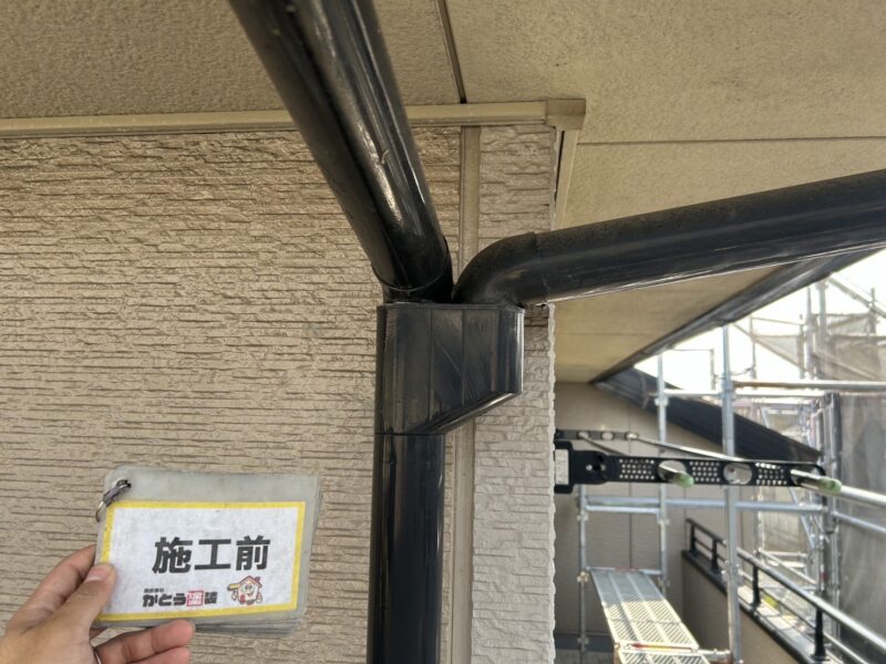 雨樋上部には汚れや埃が積もっていました。