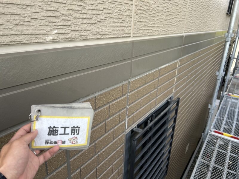 外壁の1階と2階部分は、既存のように色分けをし、単調な仕上がりにならないように施工します。