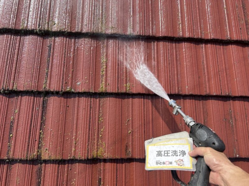 屋根の高圧洗浄の様子です。<br />古い塗膜を除去していきます。