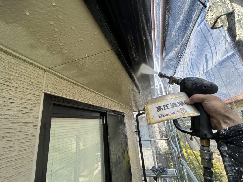 たっぷりの水を使って、隅々まで洗い流します。