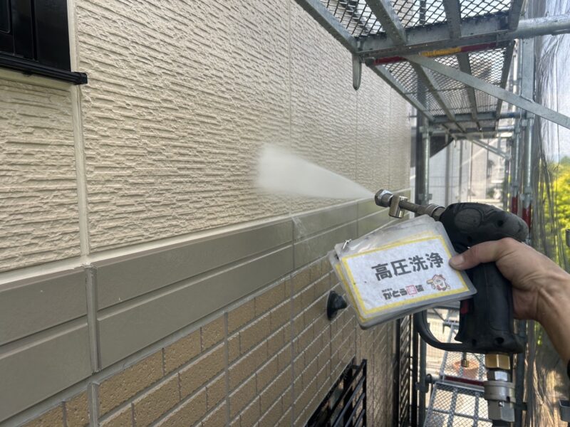 外壁の高圧洗浄の様子です。