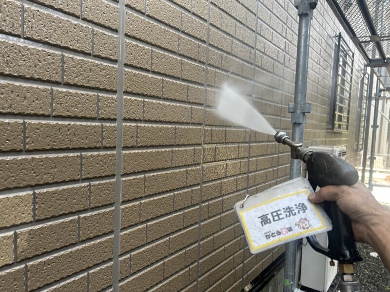 塗装前に汚れをしっかり落としていきます。