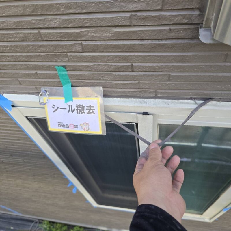 傷を付けないよう慎重に行います。