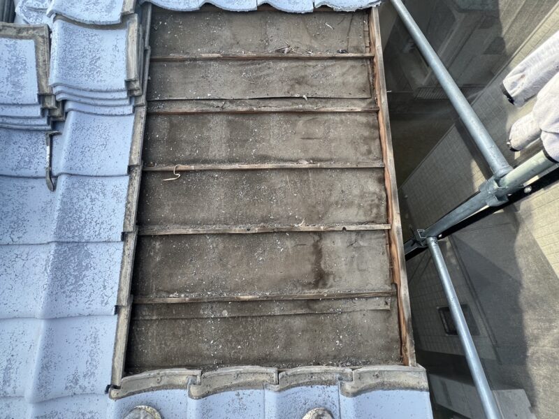 大屋根の西面側一部の瓦を剥いでいます。