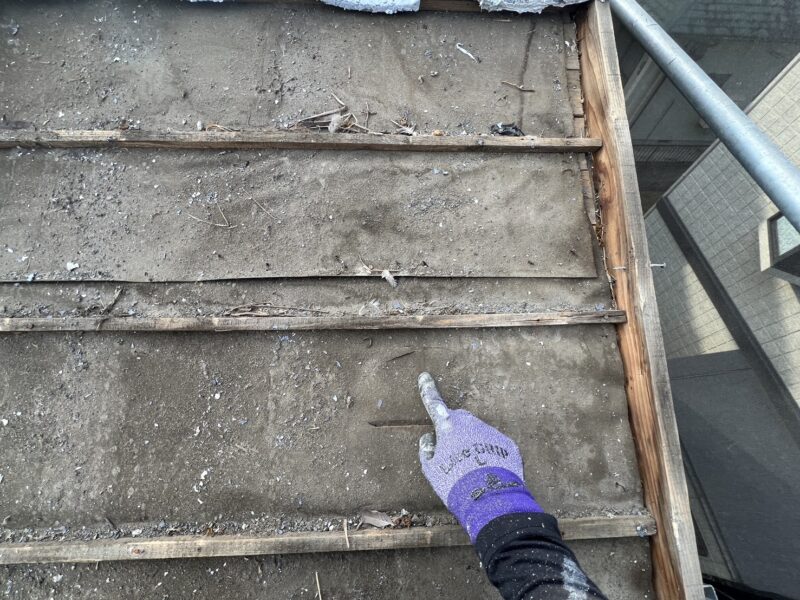 屋根の表面が綺麗でも、内部の防水紙はこのように傷み、劣化している可能性があります。