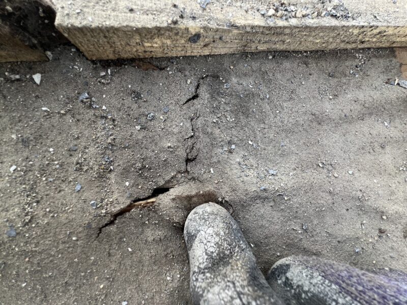 防水シートは劣化し、亀裂が入り破れていました。<br />これでは大切なお住まいを守ることはできません。