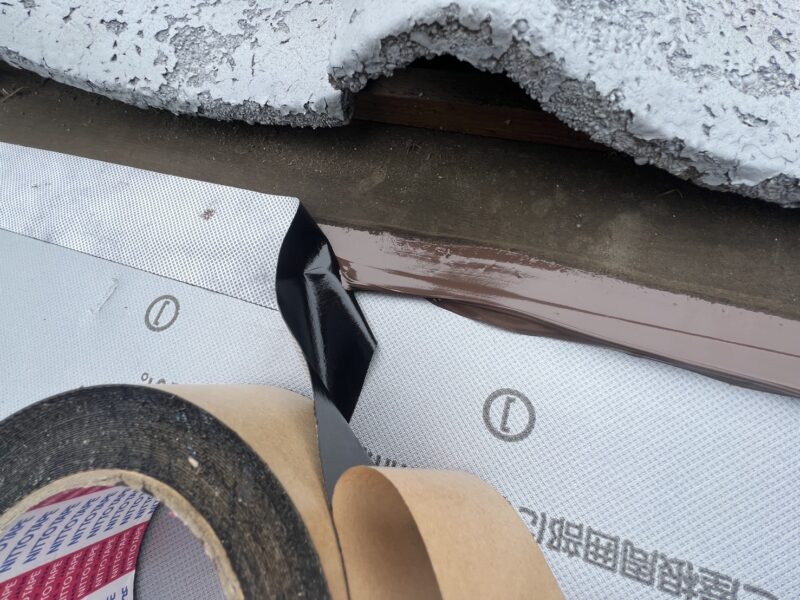 新しい防水シートを貼っていきます。