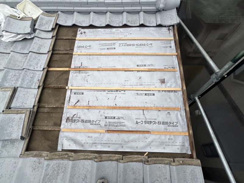 防水シート、桟木を設置しました。<br />瓦をもとに戻して工事完了となります。割れている瓦は交換で対応しました