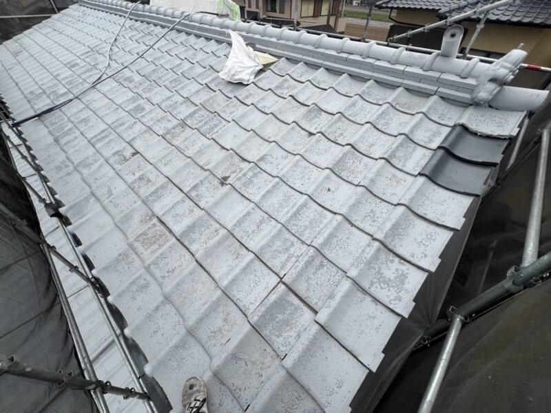 防水シートは屋根材の下に隠れて目立たない存在ですが、雨漏りを防ぐ最も重要な役割を担っています。