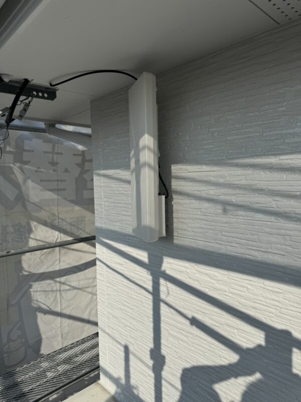 周りに電波を遮られるものがないか確認し、外壁にアンテナを取り付けます。