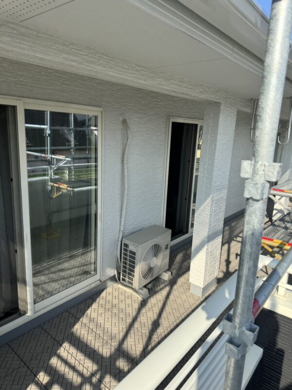 バルコニーの敷物をもとの位置に戻しました。<br />敷物の裏側は湿気が溜まりやすいので、定期的に点検・メンテナンスすると安心です。