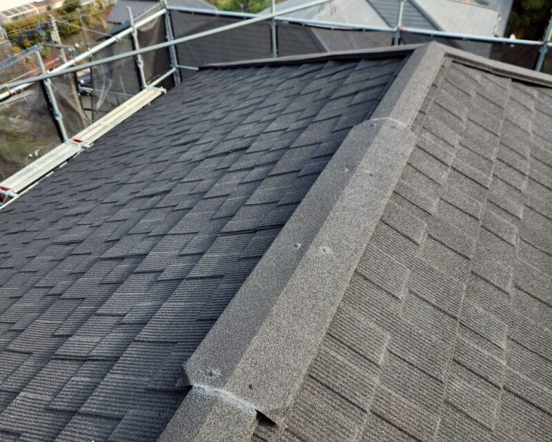 世界120ヵ国以上で60年以上の信頼と実績のある屋根材セネターで施工しました。<br />色褪せの心配や塗り替える必要のないメンテナンスフリーの屋根材です。