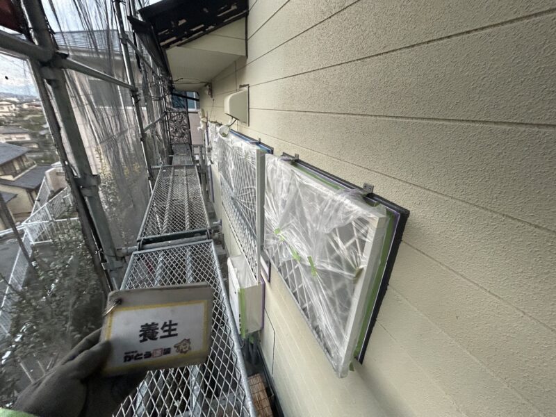 塗料の付着を防ぐため、しっかり養生をおこないます。