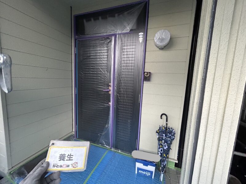 玄関の扉やその周りも養生します。