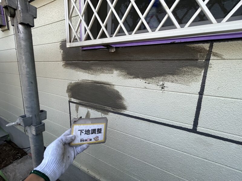 外壁の剥がれていた箇所の下地調整の様子です。