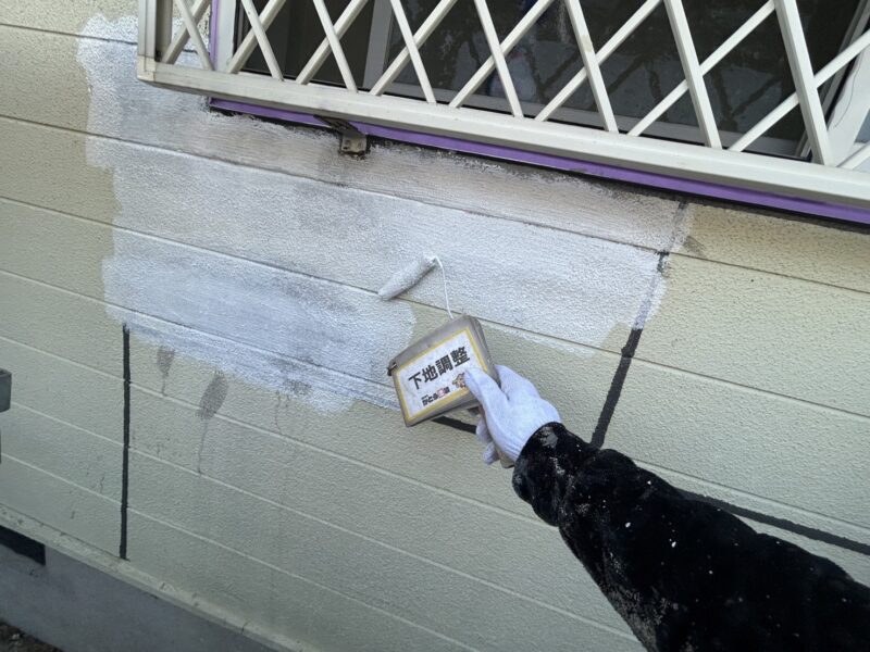 凹凸や段差がでないように、丁寧に下地を整えていきます。