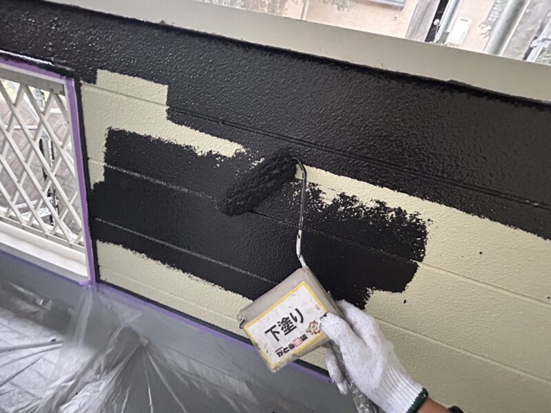 バルコニー内壁の下塗りの様子です。